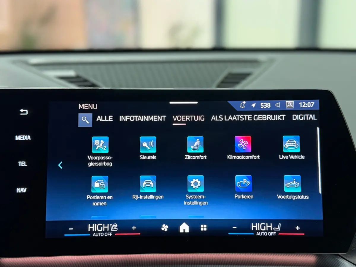 BMW sDrive20i M Sport Pano Sportstoelen ACC Trekhaak Navi LED Camera Carplay