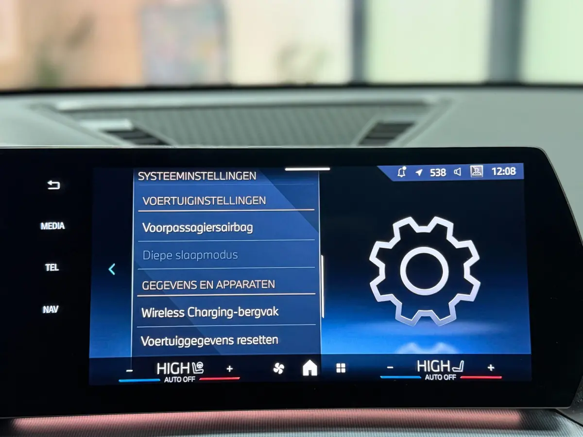 BMW sDrive20i M Sport Pano Sportstoelen ACC Trekhaak Navi LED Camera Carplay