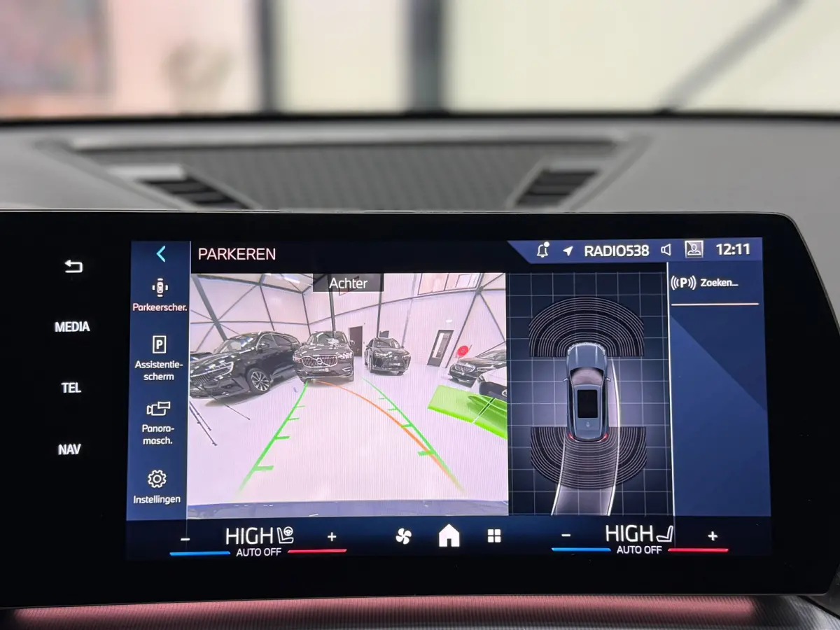 BMW sDrive20i M Sport Pano Sportstoelen ACC Trekhaak Navi LED Camera Carplay