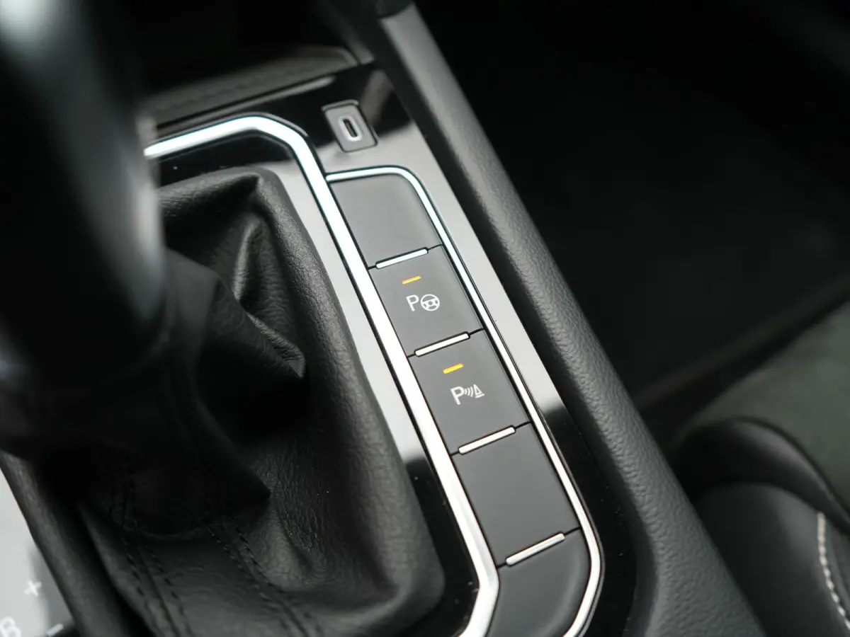1.4 TSI GTE Business PHEV 218pk Dealer O.H. | Trekhaak Af Fabriek | Panodak | Adaptive Cruise | Camera | IQ Light | Alcantara Sportstoelen Massage & Verwarmd | Stuur Verwarmd | Keyless | Bli