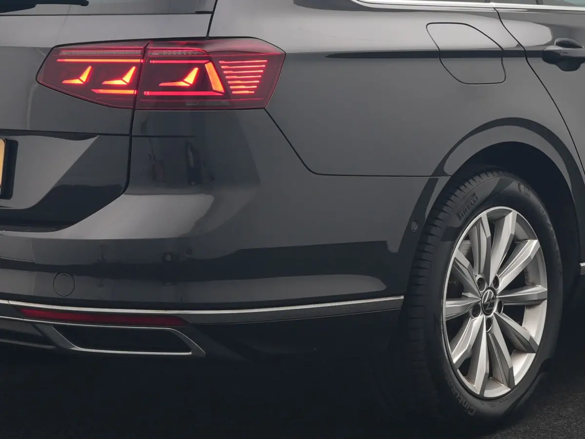 1.4 TSI GTE Business PHEV 218pk Dealer O.H. | Trekhaak Af Fabriek | Panodak | Adaptive Cruise | Camera | IQ Light | Alcantara Sportstoelen Massage & Verwarmd | Stuur Verwarmd | Keyless | Bli