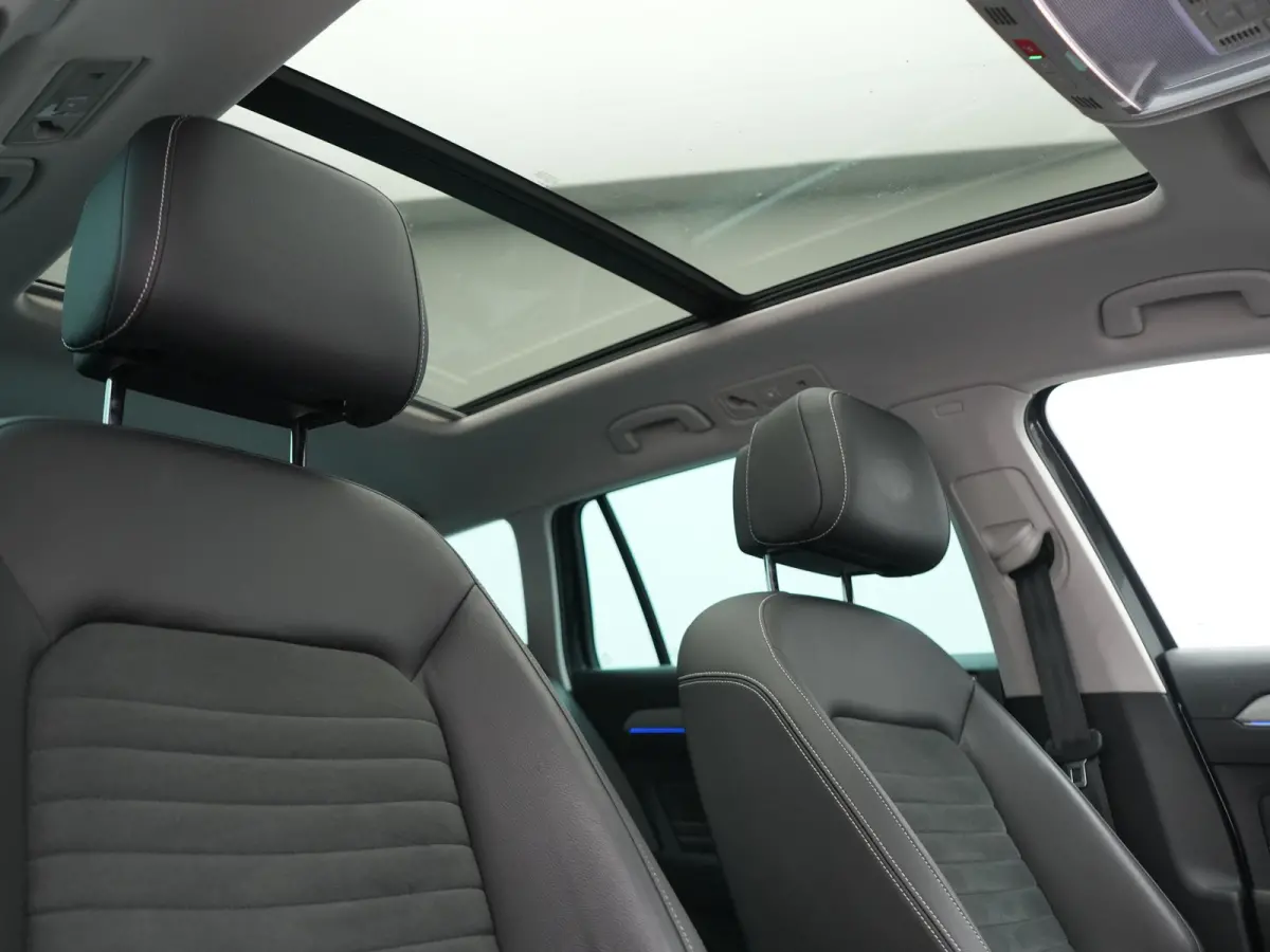 1.4 TSI GTE Business PHEV 218pk Dealer O.H. | Trekhaak Af Fabriek | Panodak | Adaptive Cruise | Camera | IQ Light | Alcantara Sportstoelen Massage & Verwarmd | Stuur Verwarmd | Keyless | Bli