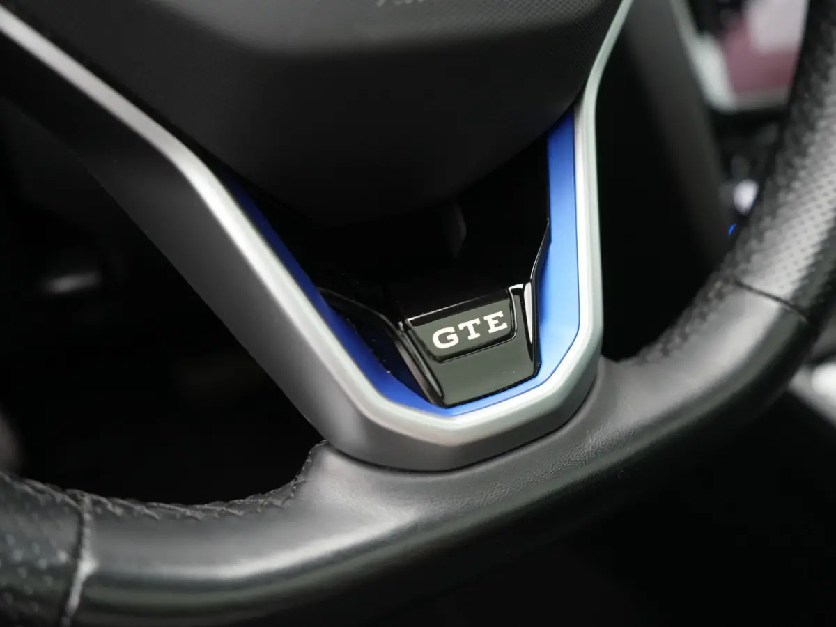 1.4 TSI GTE Business PHEV 218pk Dealer O.H. | Trekhaak Af Fabriek | Panodak | Adaptive Cruise | Camera | IQ Light | Alcantara Sportstoelen Massage & Verwarmd | Stuur Verwarmd | Keyless | Bli