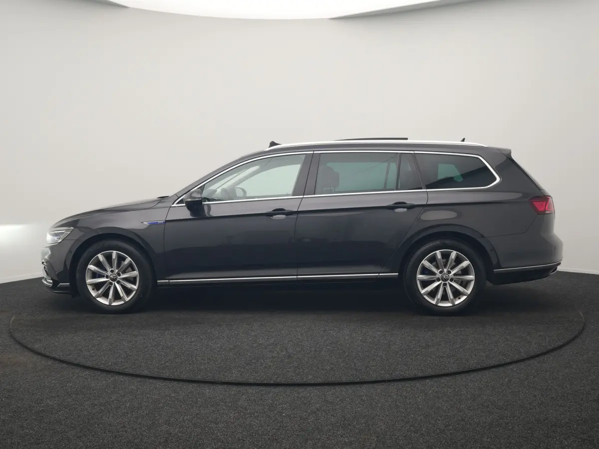 1.4 TSI GTE Business PHEV 218pk Dealer O.H. | Trekhaak Af Fabriek | Panodak | Adaptive Cruise | Camera | IQ Light | Alcantara Sportstoelen Massage & Verwarmd | Stuur Verwarmd | Keyless | Bli