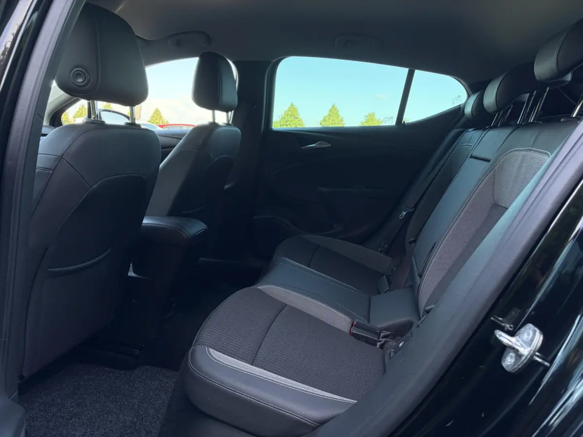 1.2 Launch Elegance 2e Eigenaar,Camera,Stoelverw-Stuurverw,110pk,Navi,Carplay,Halfleder,Elekt.Stoel,6 Bak,Clima,Cruise,Lm velgen,Pdc V+A,N.A.P,Net beurt gehad,Apk tot 09-2028