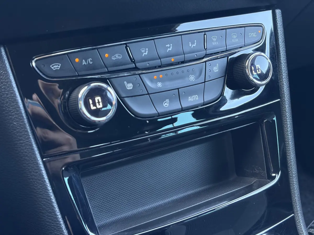 1.2 Launch Elegance 2e Eigenaar,Camera,Stoelverw-Stuurverw,110pk,Navi,Carplay,Halfleder,Elekt.Stoel,6 Bak,Clima,Cruise,Lm velgen,Pdc V+A,N.A.P,Net beurt gehad,Apk tot 09-2028