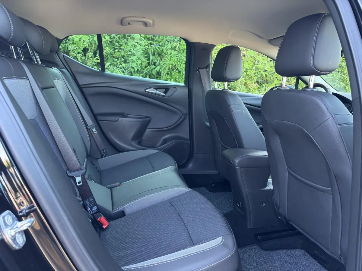 1.2 Launch Elegance 2e Eigenaar,Camera,Stoelverw-Stuurverw,110pk,Navi,Carplay,Halfleder,Elekt.Stoel,6 Bak,Clima,Cruise,Lm velgen,Pdc V+A,N.A.P,Net beurt gehad,Apk tot 09-2028