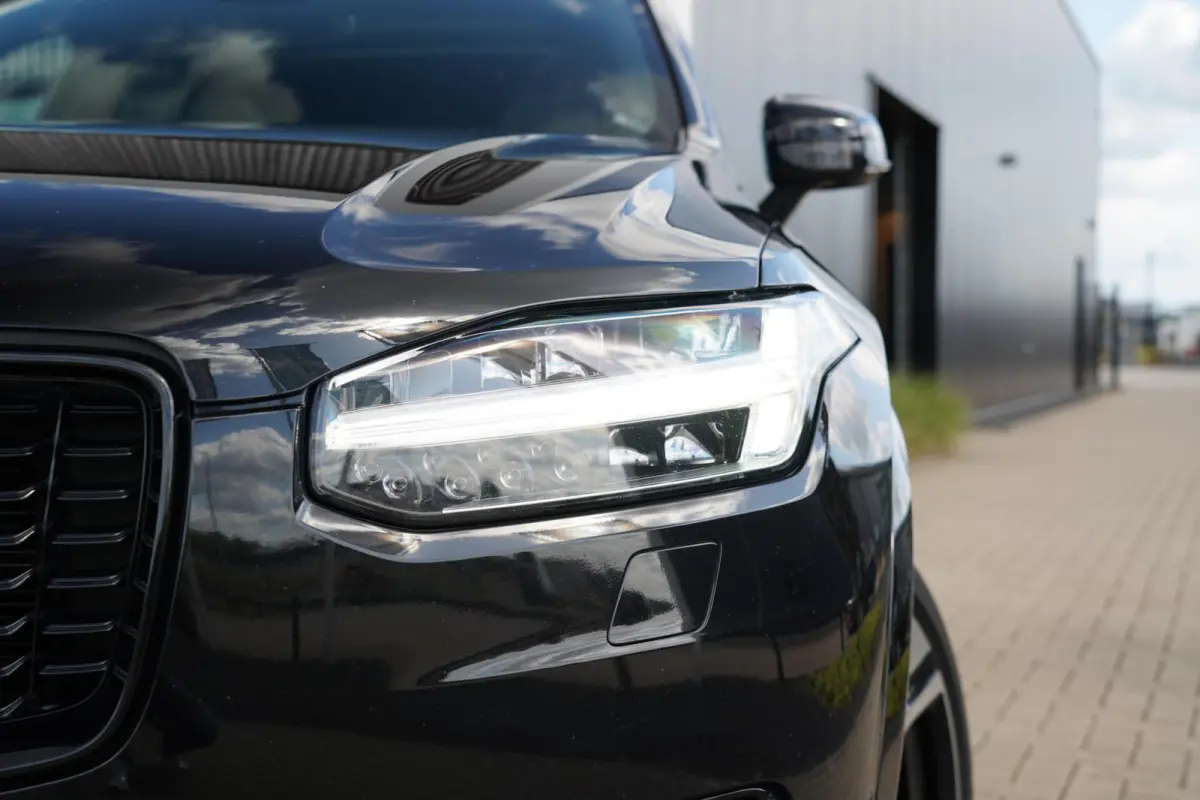T8 Recharge AWD R-Design Long Range 7p. SOH 99% | Alcantara hemelbekleding | Head-Up | Trekhaak | 7-Persoons | Lederen interieur | 22 inch | Harman Kardon | Adaptieve cruise control | Stoel 