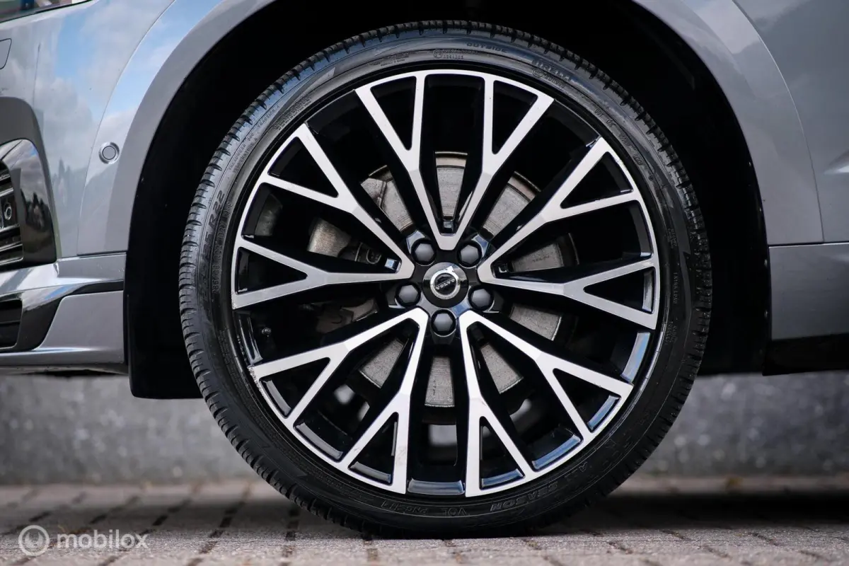 Recharge T6 AWD R-Design | HEICO pakket | 22 inch | Panorama | Leder | Uniek | Zeer mooi | Adaptive cruise |