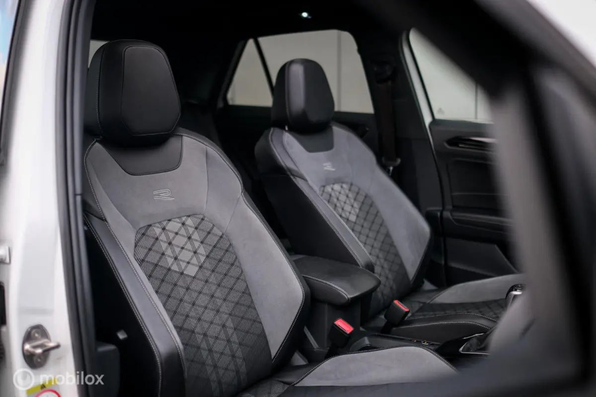 1.5 TSI R-Line | Facelift | Panoramadak | IQ LED | Automaat | Virtual cockpit | Camera | Stoel + stuurwiel verwarming | Adaptive cruise |