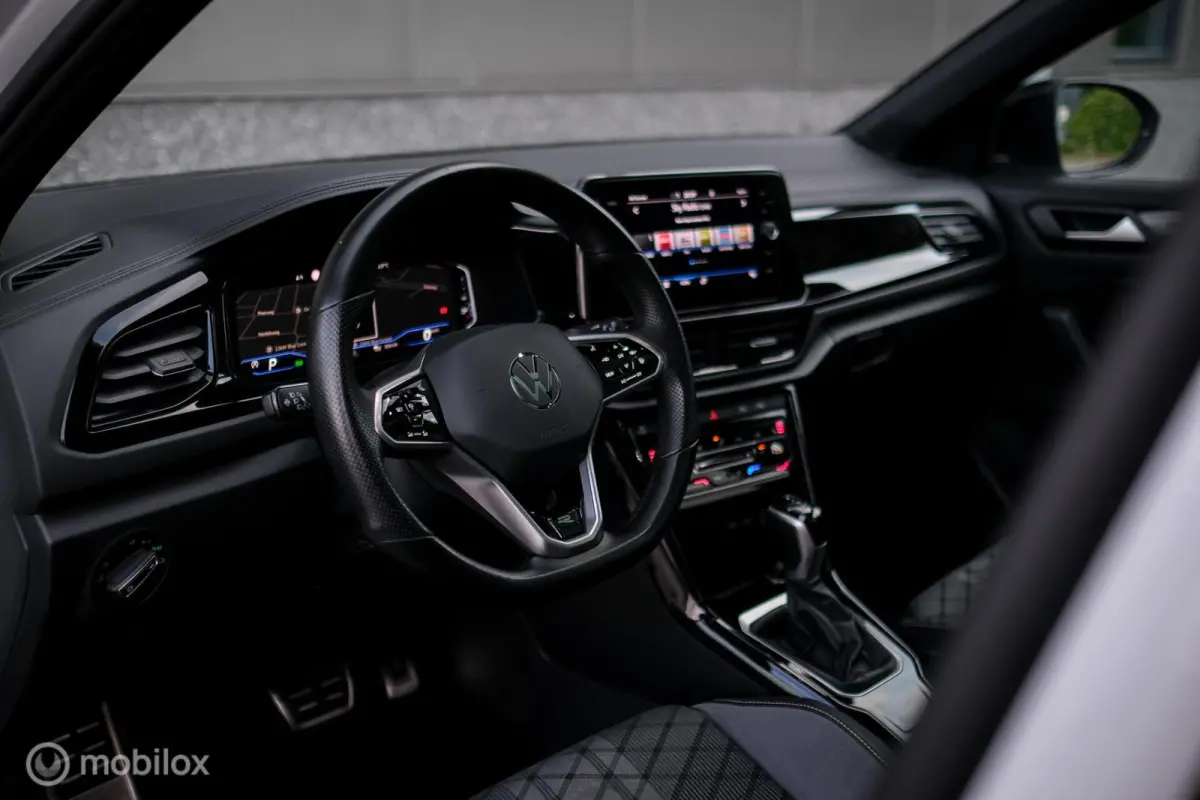 1.5 TSI R-Line | Facelift | Panoramadak | IQ LED | Automaat | Virtual cockpit | Camera | Stoel + stuurwiel verwarming | Adaptive cruise |