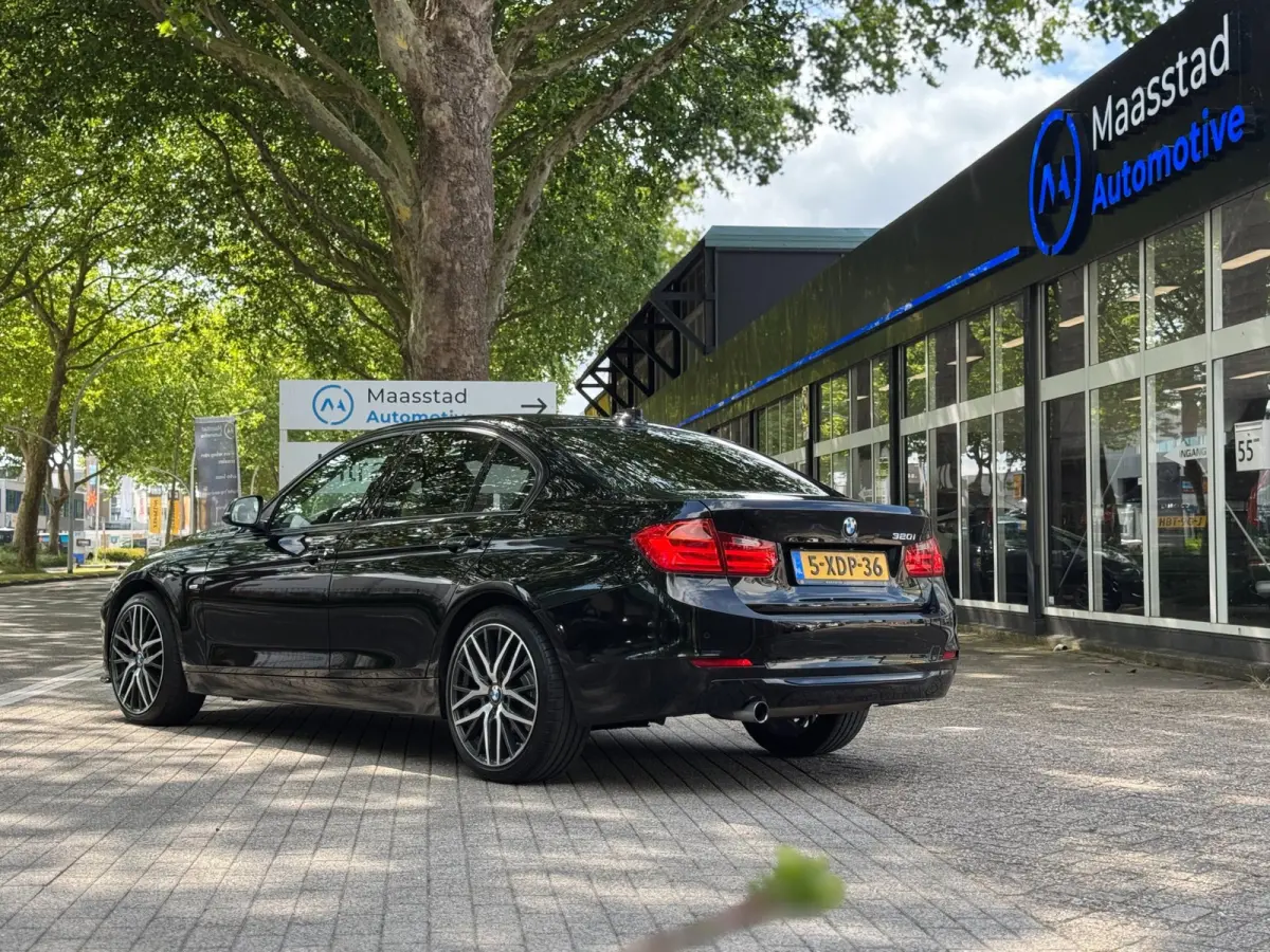 320i Executive Automaat NL auto Black on Black