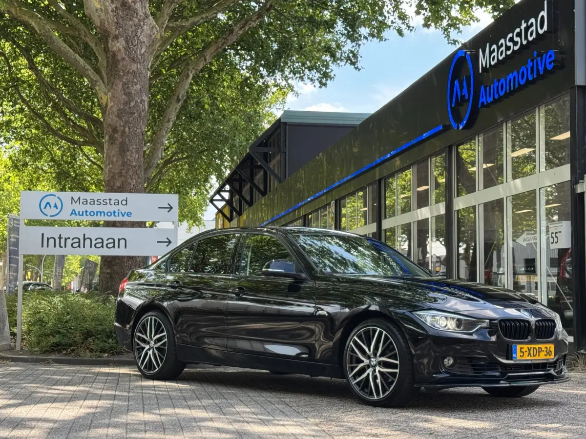 320i Executive Automaat NL auto Black on Black