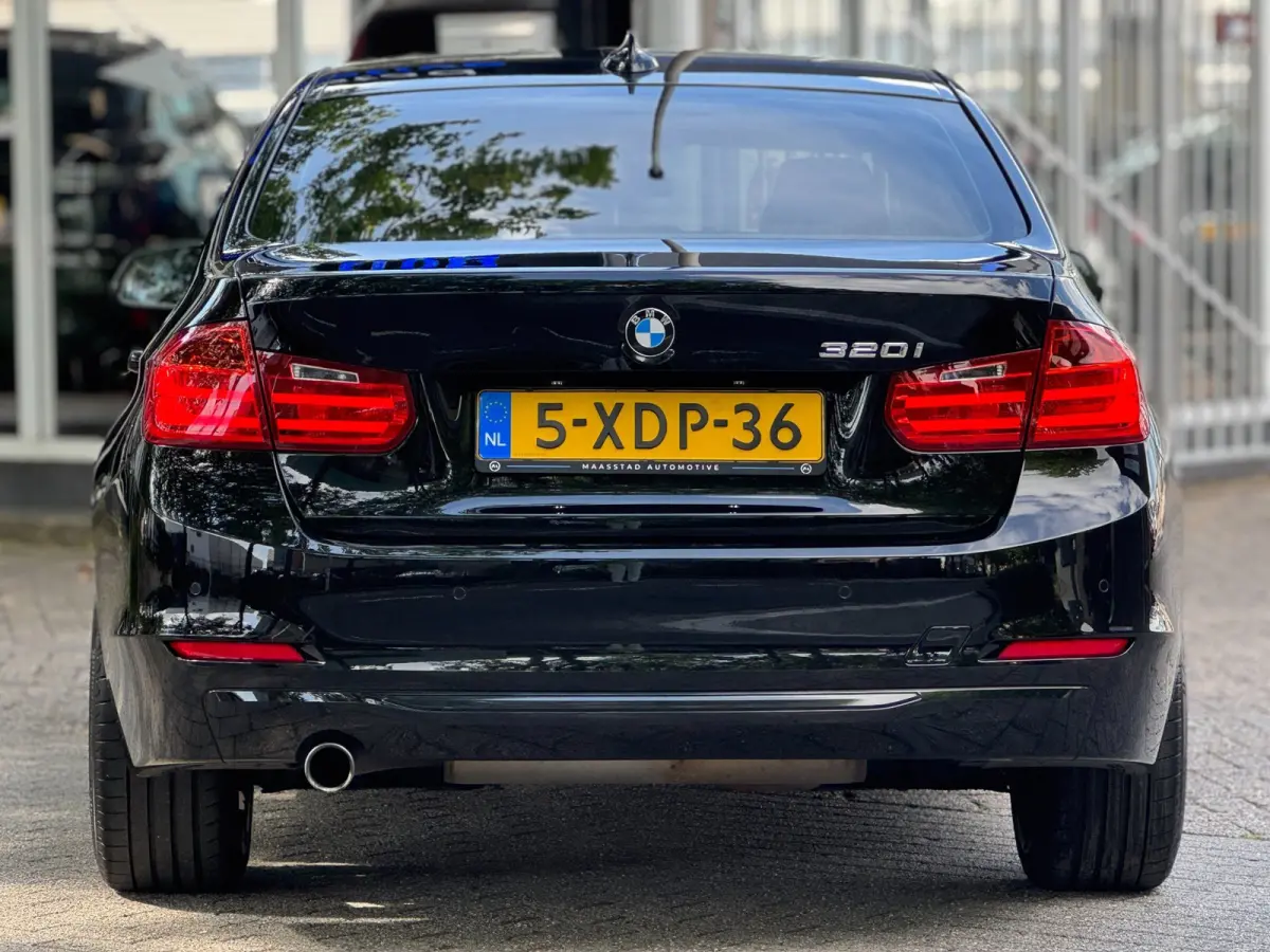 320i Executive Automaat NL auto Black on Black