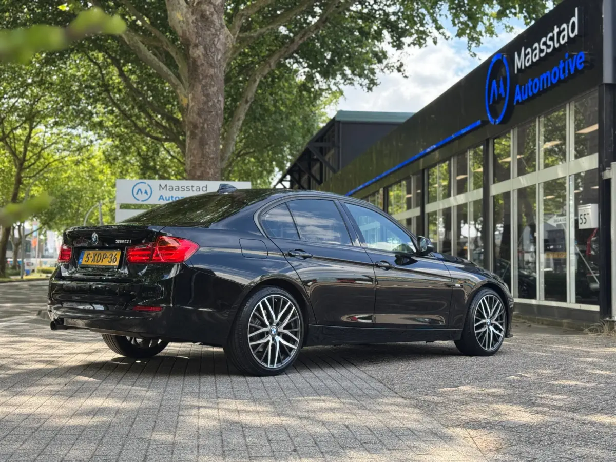320i Executive Automaat NL auto Black on Black
