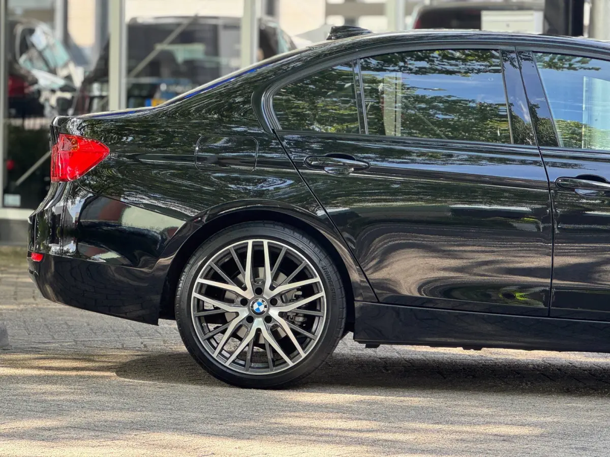 320i Executive Automaat NL auto Black on Black