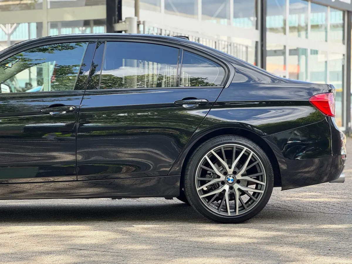 320i Executive Automaat NL auto Black on Black