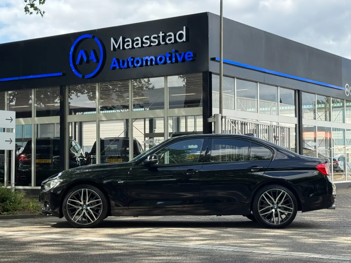 320i Executive Automaat NL auto Black on Black