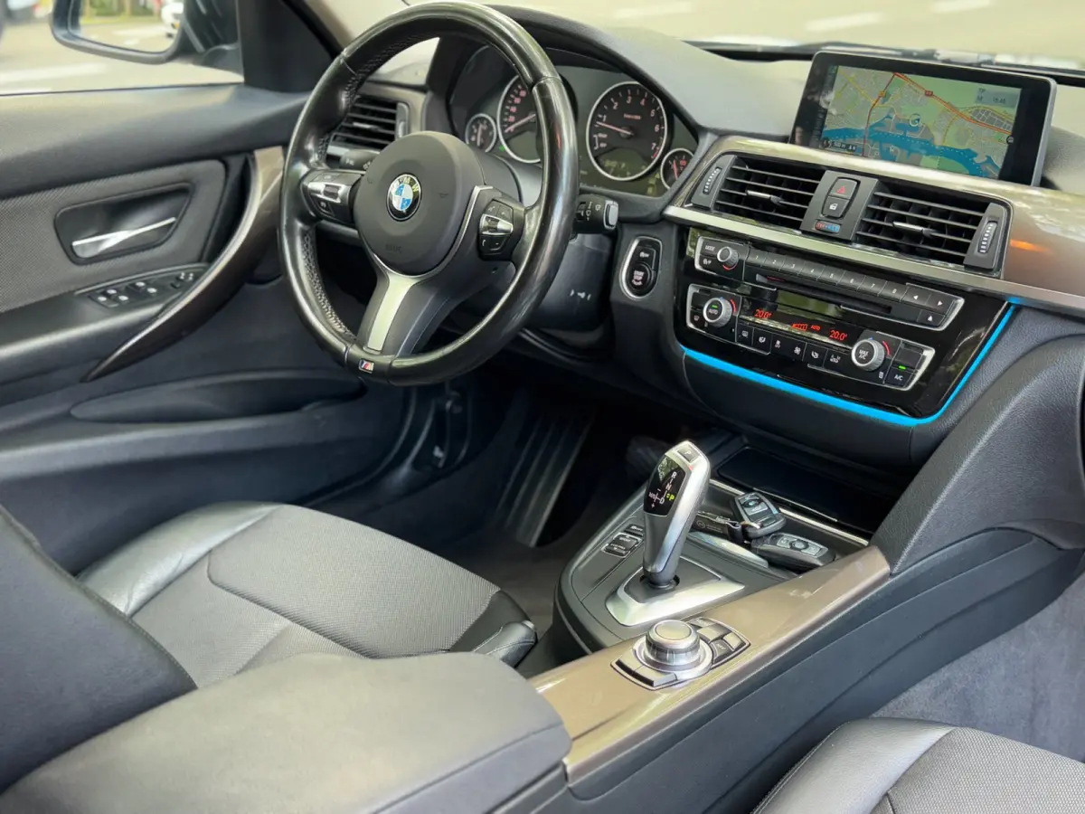 320i Executive Automaat NL auto Black on Black
