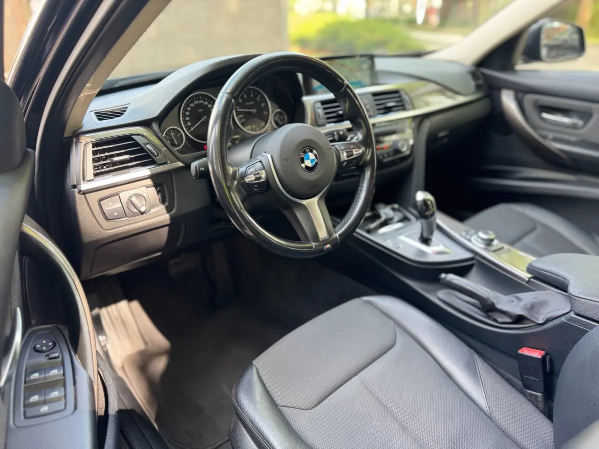 320i Executive Automaat NL auto Black on Black