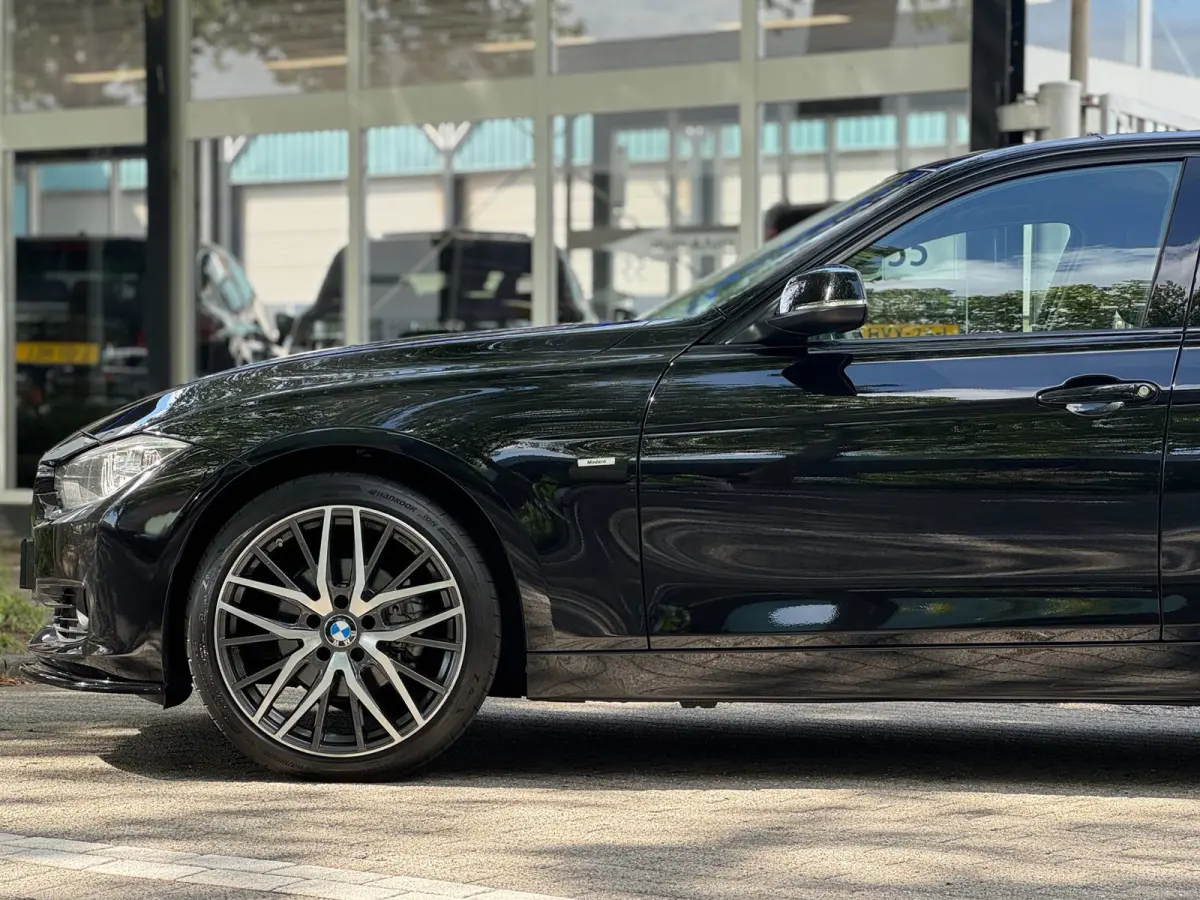 320i Executive Automaat NL auto Black on Black