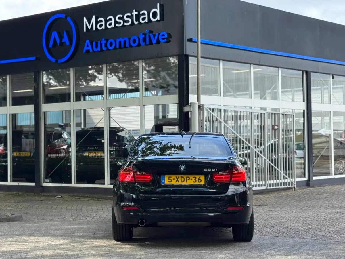 320i Executive Automaat NL auto Black on Black