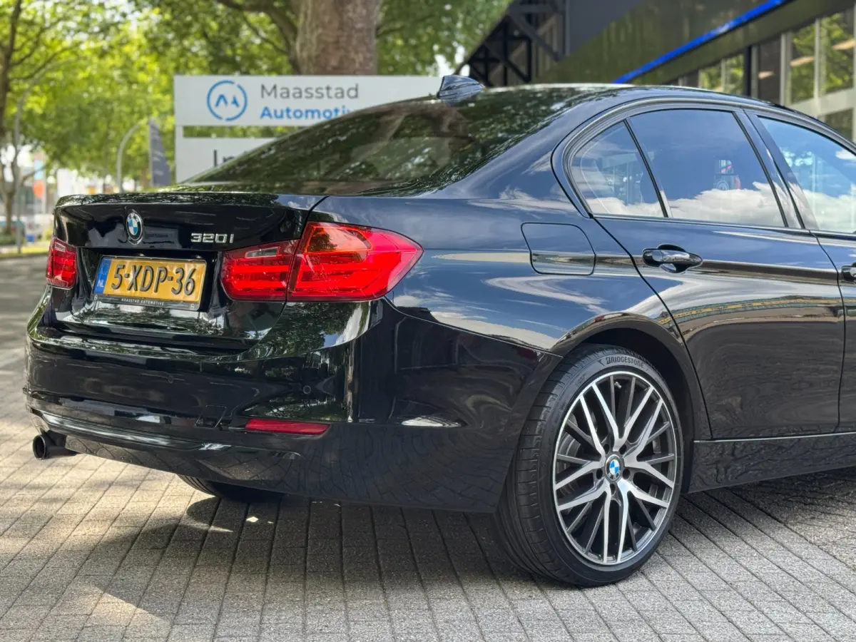 320i Executive Automaat NL auto Black on Black