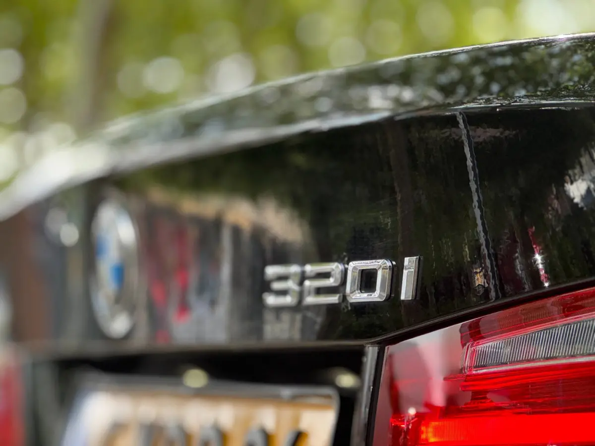 320i Executive Automaat NL auto Black on Black