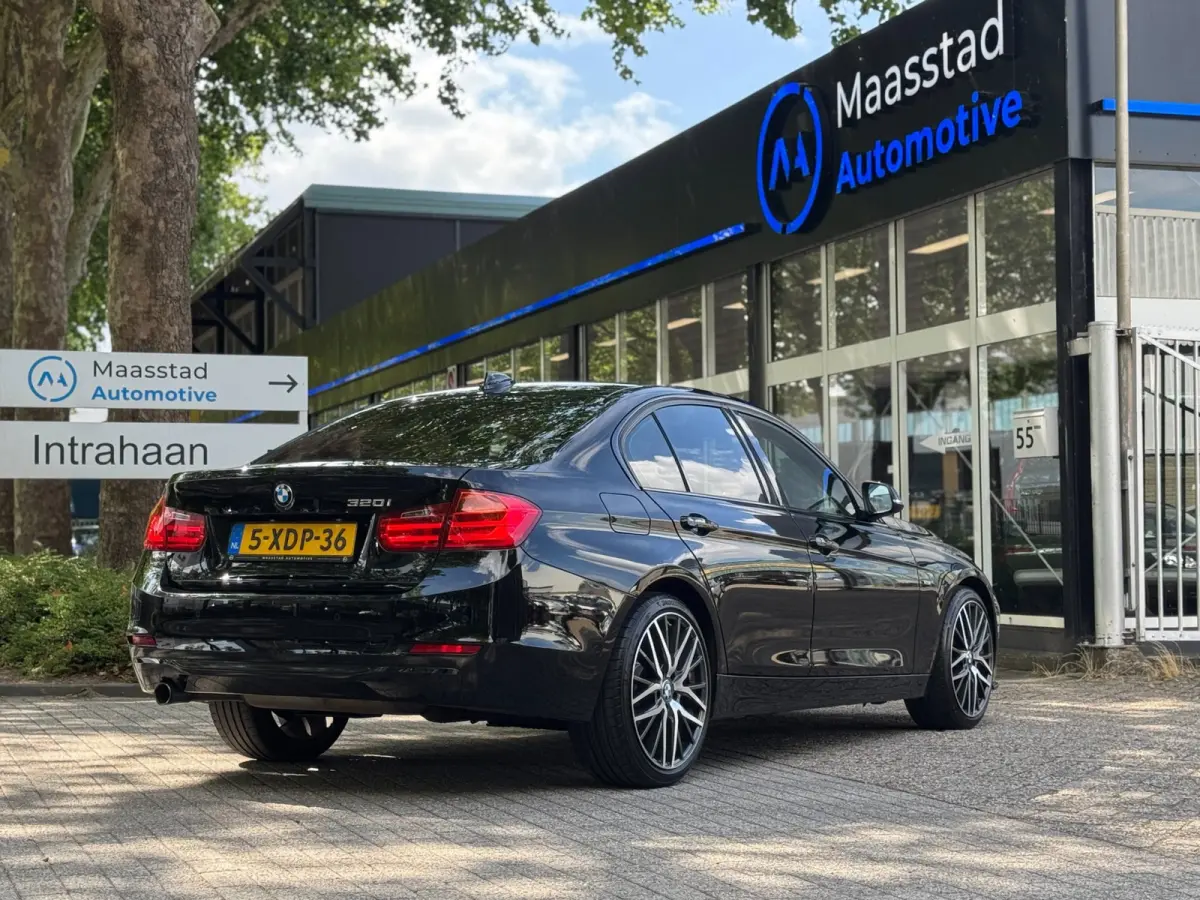 320i Executive Automaat NL auto Black on Black