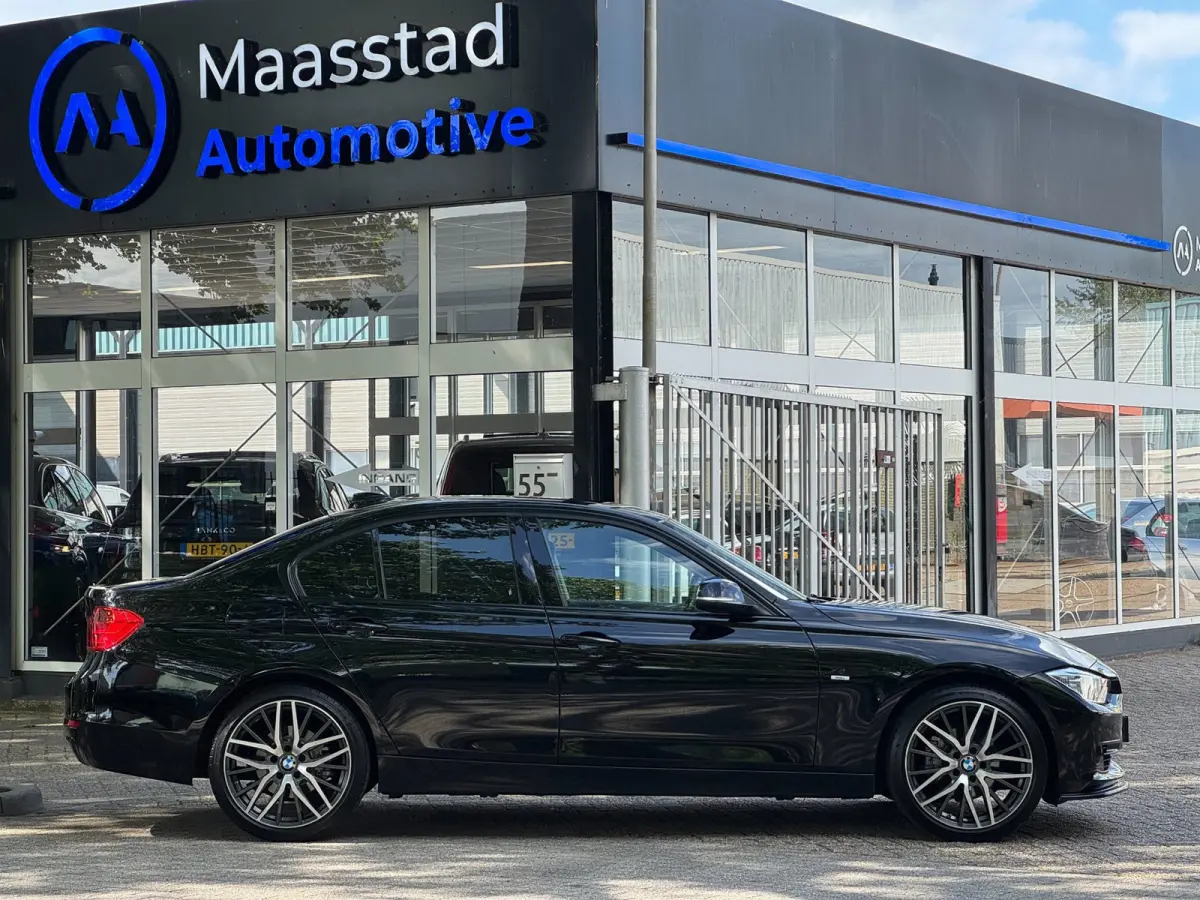 320i Executive Automaat NL auto Black on Black