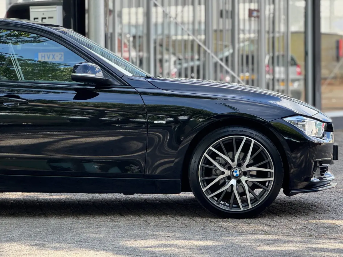 320i Executive Automaat NL auto Black on Black