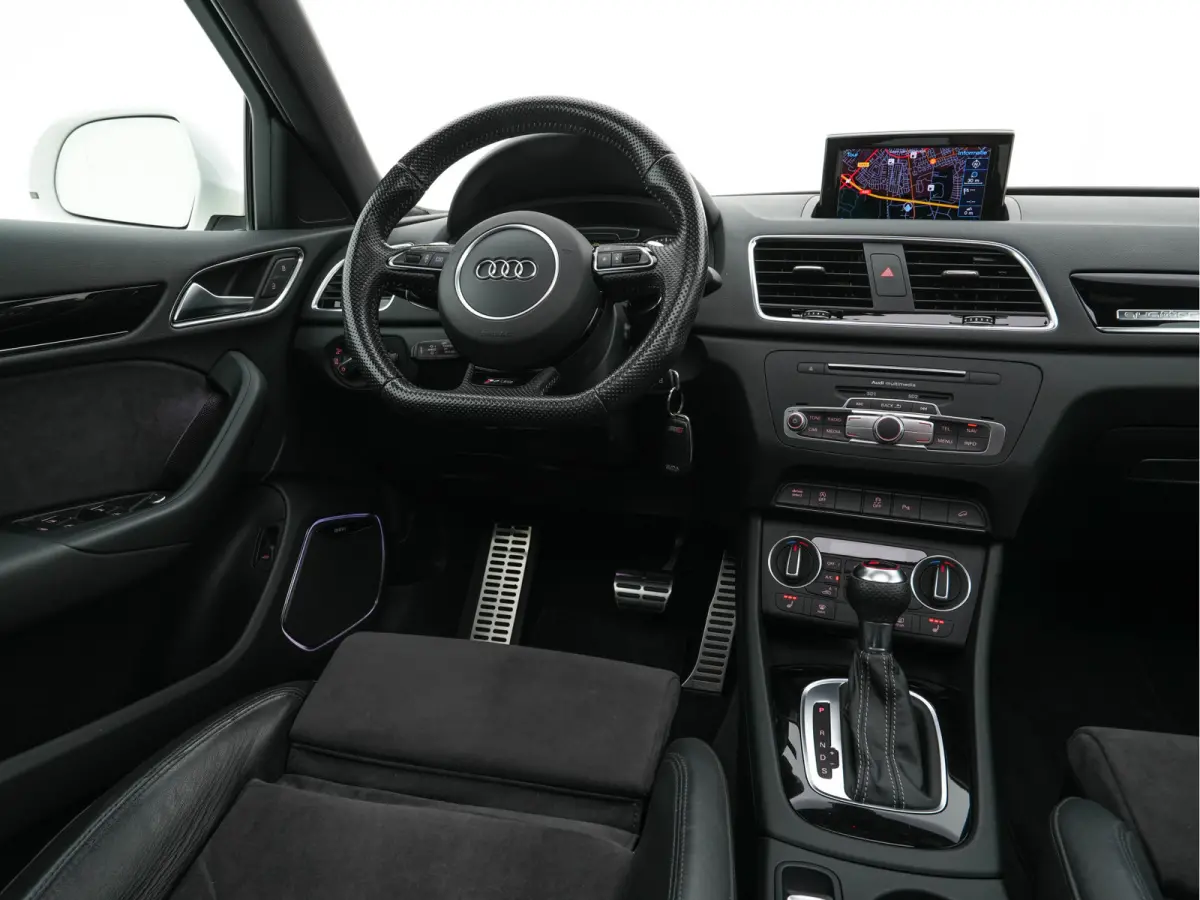 2.5 TFSI RS Q3 Quattro Aut. *PANO | LEDER-ALCANTARA | FULL-LED | BOSE-AUDIO | NAVI-FULLMAP | CAMERA | HEATED-SPORTSEATS | SHIFTPADDLES | CRUISE | PRIVACY-GLASS | ECC | PDC | 19"ALU*