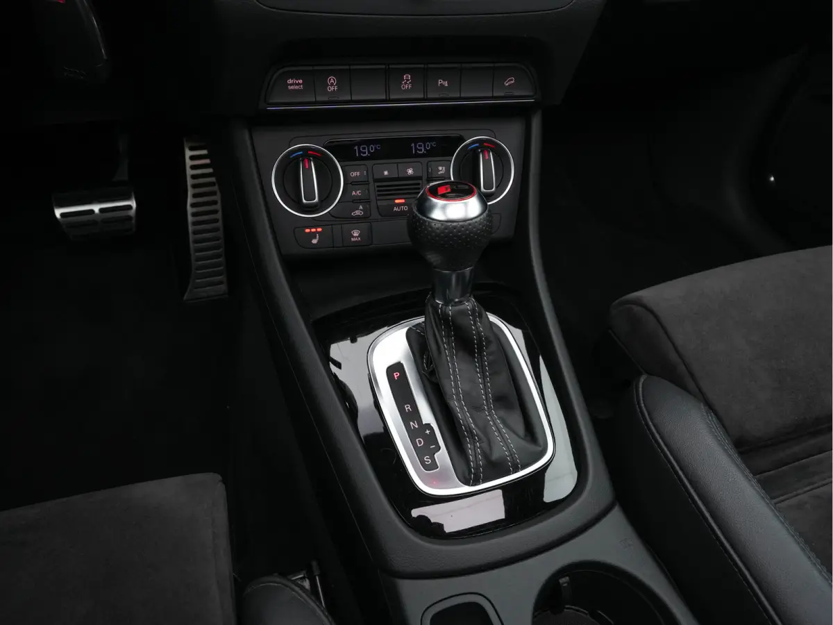 2.5 TFSI RS Q3 Quattro Aut. *PANO | LEDER-ALCANTARA | FULL-LED | BOSE-AUDIO | NAVI-FULLMAP | CAMERA | HEATED-SPORTSEATS | SHIFTPADDLES | CRUISE | PRIVACY-GLASS | ECC | PDC | 19"ALU*