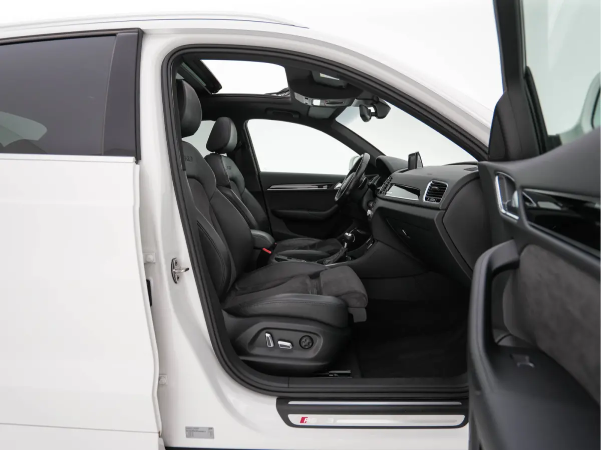 2.5 TFSI RS Q3 Quattro Aut. *PANO | LEDER-ALCANTARA | FULL-LED | BOSE-AUDIO | NAVI-FULLMAP | CAMERA | HEATED-SPORTSEATS | SHIFTPADDLES | CRUISE | PRIVACY-GLASS | ECC | PDC | 19"ALU*