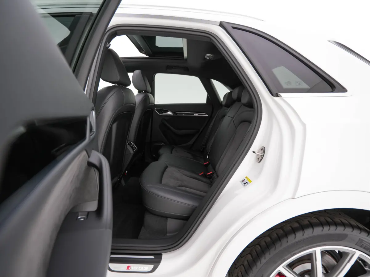 2.5 TFSI RS Q3 Quattro Aut. *PANO | LEDER-ALCANTARA | FULL-LED | BOSE-AUDIO | NAVI-FULLMAP | CAMERA | HEATED-SPORTSEATS | SHIFTPADDLES | CRUISE | PRIVACY-GLASS | ECC | PDC | 19"ALU*