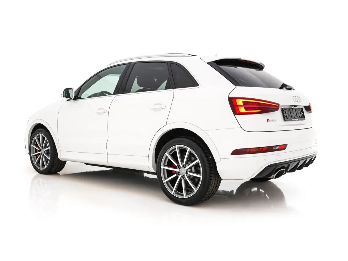 2.5 TFSI RS Q3 Quattro Aut. *PANO | LEDER-ALCANTARA | FULL-LED | BOSE-AUDIO | NAVI-FULLMAP | CAMERA | HEATED-SPORTSEATS | SHIFTPADDLES | CRUISE | PRIVACY-GLASS | ECC | PDC | 19"ALU*