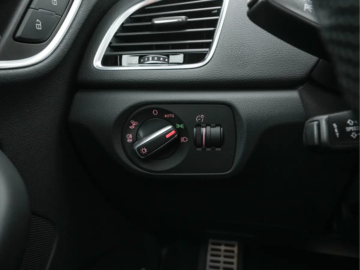 2.5 TFSI RS Q3 Quattro Aut. *PANO | LEDER-ALCANTARA | FULL-LED | BOSE-AUDIO | NAVI-FULLMAP | CAMERA | HEATED-SPORTSEATS | SHIFTPADDLES | CRUISE | PRIVACY-GLASS | ECC | PDC | 19"ALU*