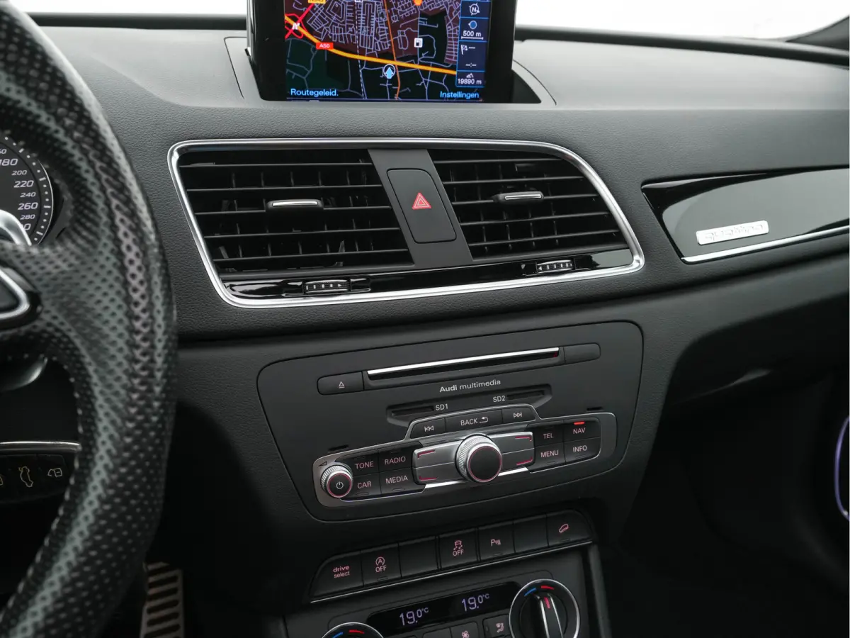 2.5 TFSI RS Q3 Quattro Aut. *PANO | LEDER-ALCANTARA | FULL-LED | BOSE-AUDIO | NAVI-FULLMAP | CAMERA | HEATED-SPORTSEATS | SHIFTPADDLES | CRUISE | PRIVACY-GLASS | ECC | PDC | 19"ALU*
