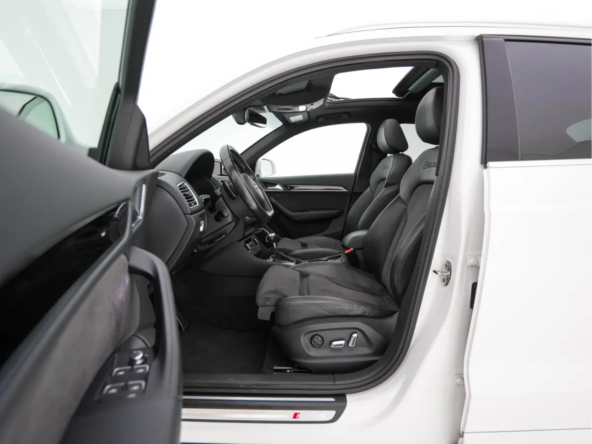2.5 TFSI RS Q3 Quattro Aut. *PANO | LEDER-ALCANTARA | FULL-LED | BOSE-AUDIO | NAVI-FULLMAP | CAMERA | HEATED-SPORTSEATS | SHIFTPADDLES | CRUISE | PRIVACY-GLASS | ECC | PDC | 19"ALU*