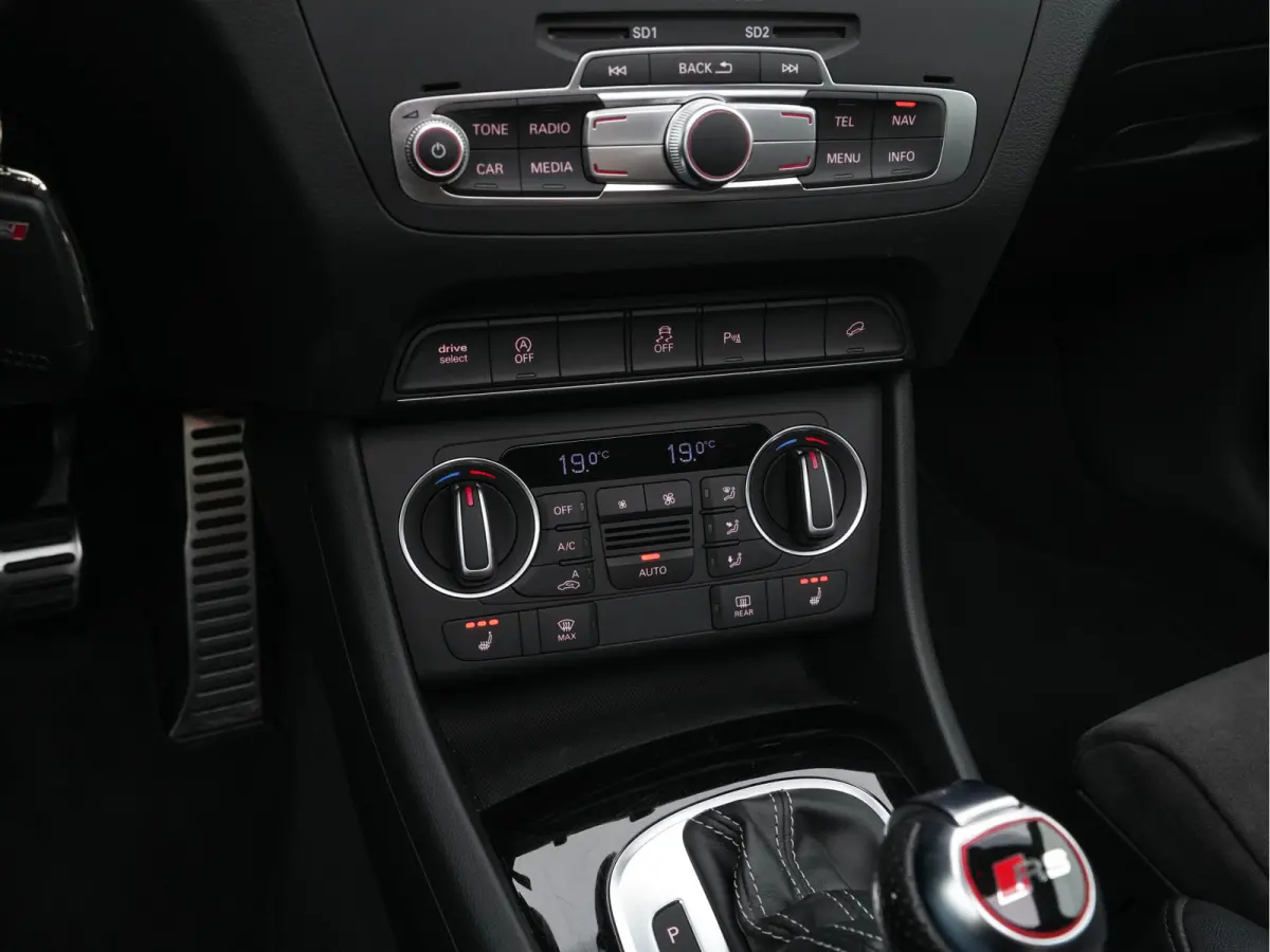 2.5 TFSI RS Q3 Quattro Aut. *PANO | LEDER-ALCANTARA | FULL-LED | BOSE-AUDIO | NAVI-FULLMAP | CAMERA | HEATED-SPORTSEATS | SHIFTPADDLES | CRUISE | PRIVACY-GLASS | ECC | PDC | 19"ALU*