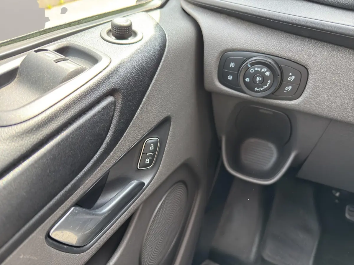 320 1.0 EcoBoost L1H1 PHEV Trend 9 Persoons | | Airco | Stoelverwarm. | Sidebars | Led | Parksensors | Incl.BTW&BPM
