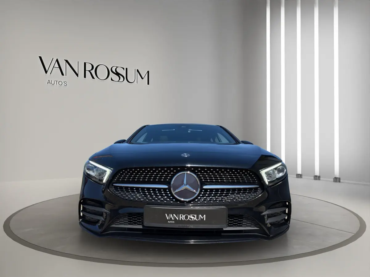 180 Business Solution AMG Pano | Stoelverwarming | 19 "| Parksensors V+A | Widescreen | Led | Camera |