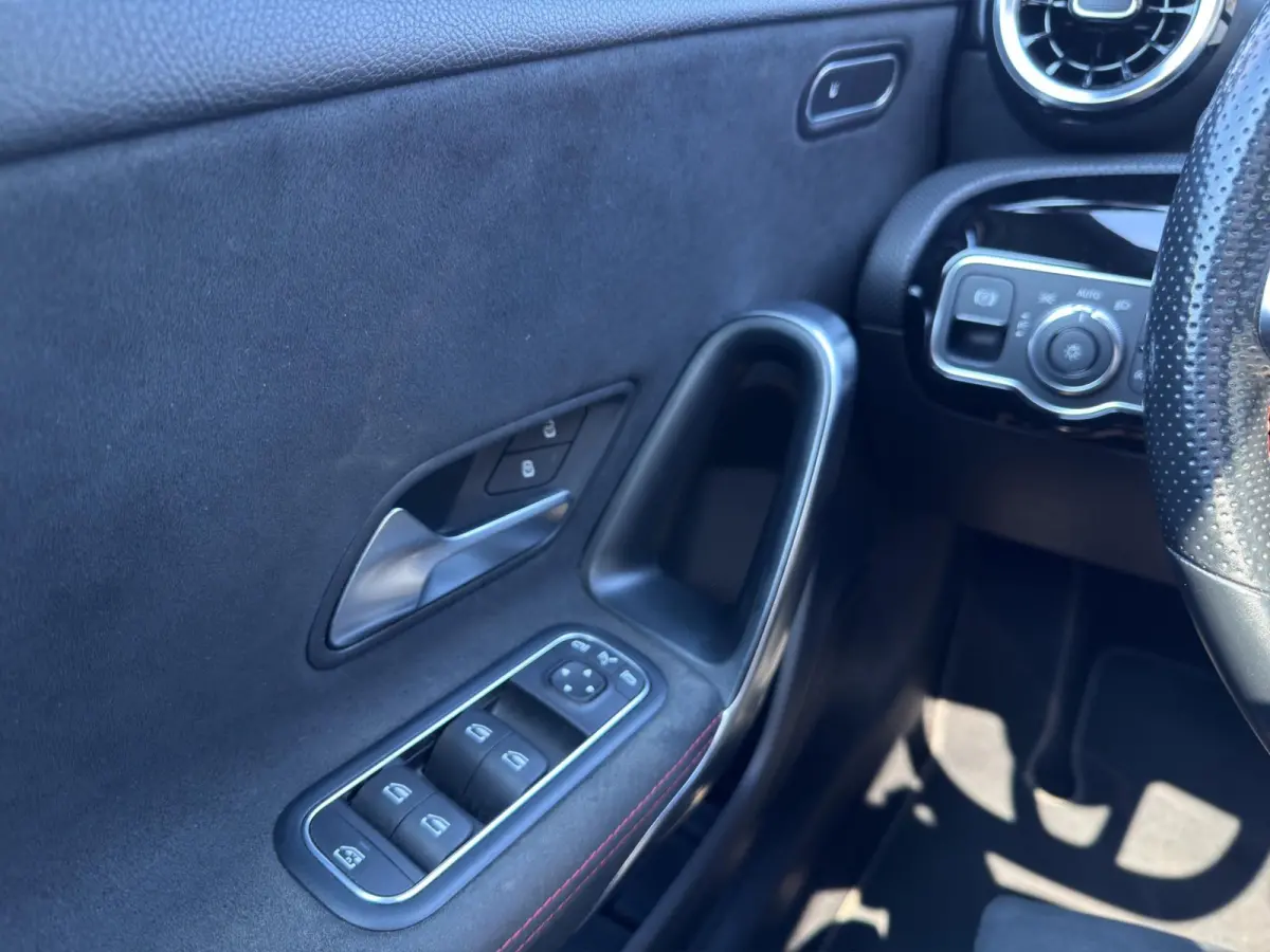 180 Business Solution AMG Pano | Stoelverwarming | 19 "| Parksensors V+A | Widescreen | Led | Camera |