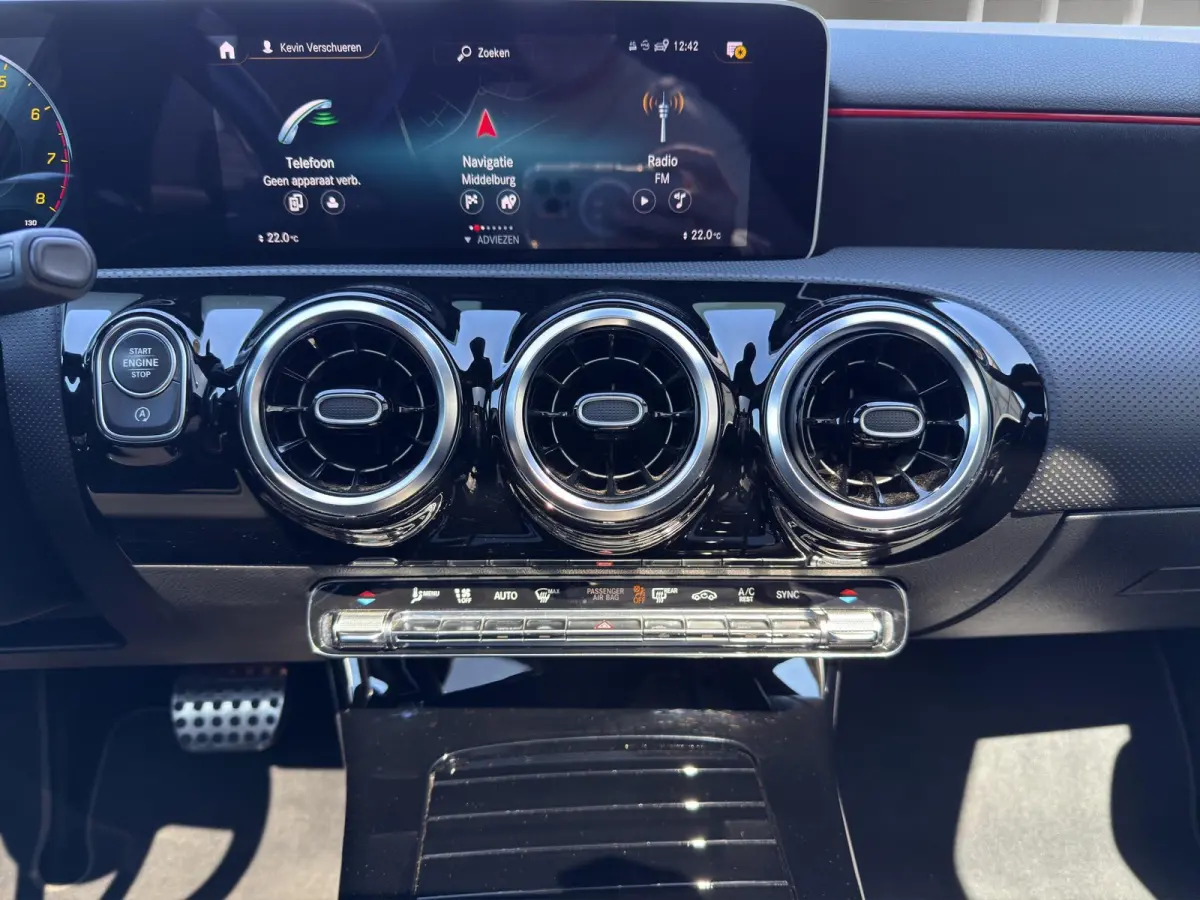 180 Business Solution AMG Pano | Stoelverwarming | 19 "| Parksensors V+A | Widescreen | Led | Camera |