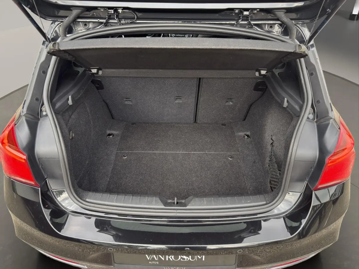 118i Edition M Sport Shadow High Executive | Leder | Schuif/kanteldak | Led | Parksenors V+A | Stoelverw |