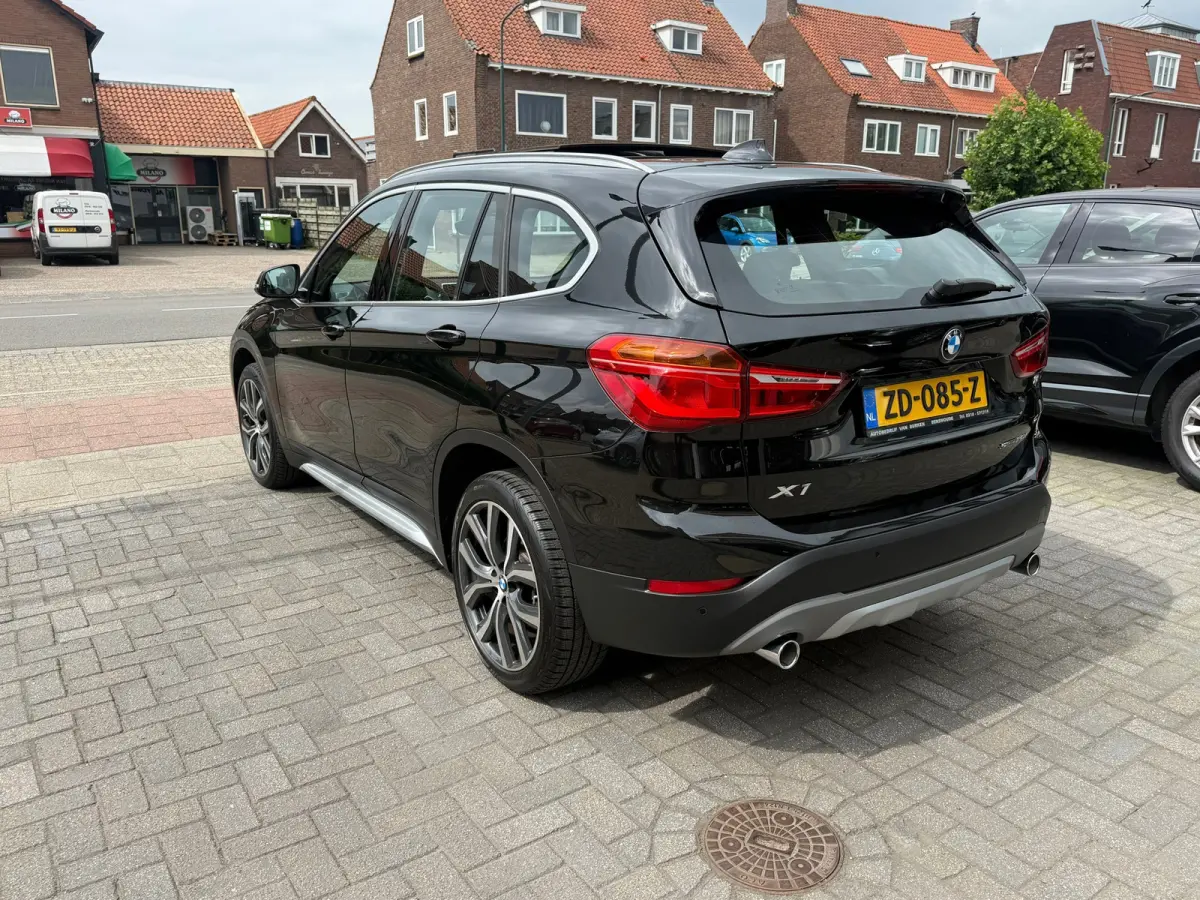 SDrive20i Orange Edition III, Panoramadak,Apple Carplay/Android,Stoelverwarming,Sfeerverlichting