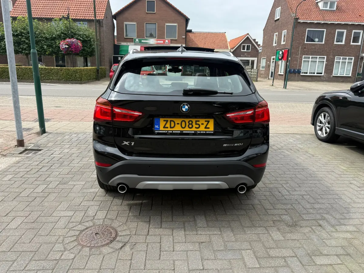 SDrive20i Orange Edition III, Panoramadak,Apple Carplay/Android,Stoelverwarming,Sfeerverlichting