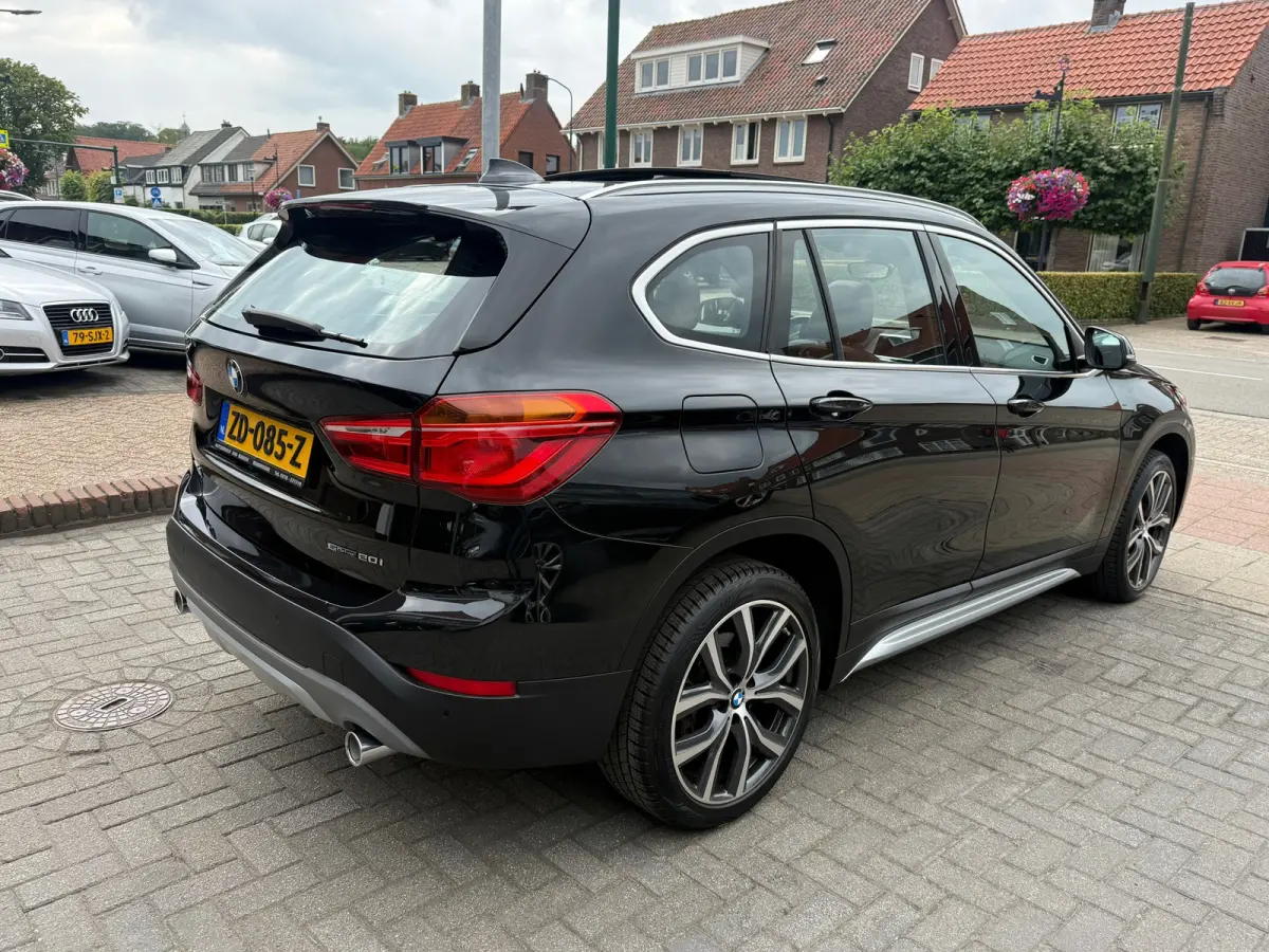 SDrive20i Orange Edition III, Panoramadak,Apple Carplay/Android,Stoelverwarming,Sfeerverlichting