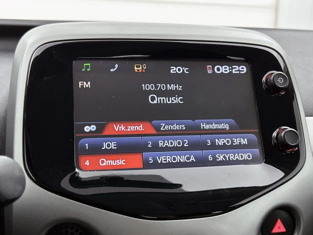 1.0 VVT-i x-play | WORDT VERWACHT | ACHTERUITRIJCAMERA | NAVIGATIE | APPLE CARPLAY - ANDROID AUTO | SPEED LIMITER | AIRCO |
