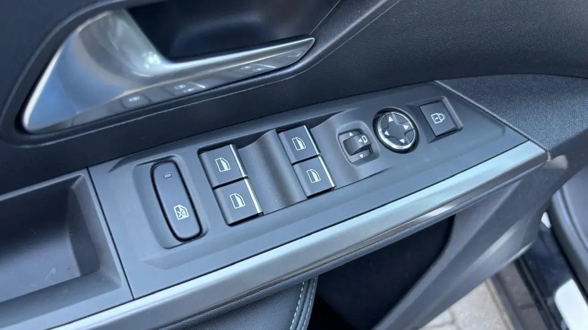 1.2 HYBRID 145PK 7-ZITS GT AUTOMAAT / NAVI / LEDER / CLIMA / FULL-LED / 19" LMV / KEYLESS / CAMERA / ADAPT. CRUISECONTROL / WINTERPAKKET / NIEUWSTAAT !!